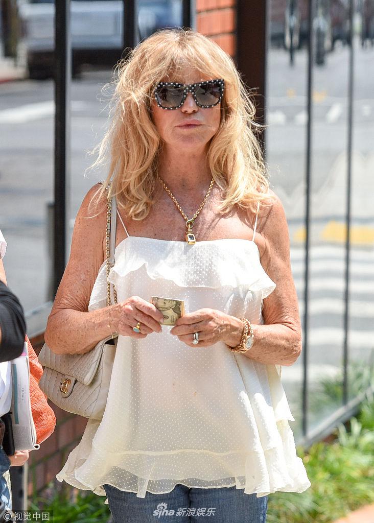 时间2018年8月9日,美国洛杉矶,戈尔迪·霍恩(goldie hawn)现身街边