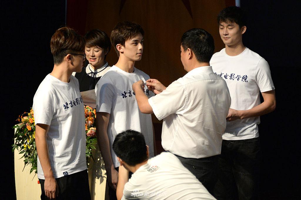 组图:吴磊作为北电新生代表发言 穿白色校服拿演讲稿