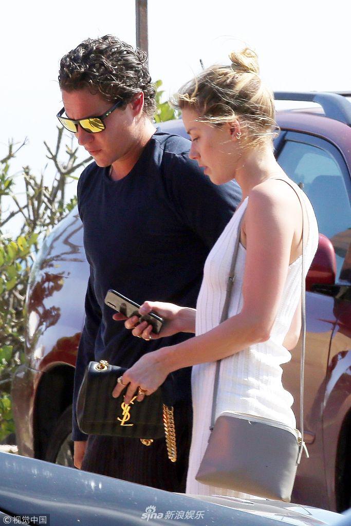 美国马里布,艾梅柏·希尔德(amber heard)与新男友维托·施纳贝尔