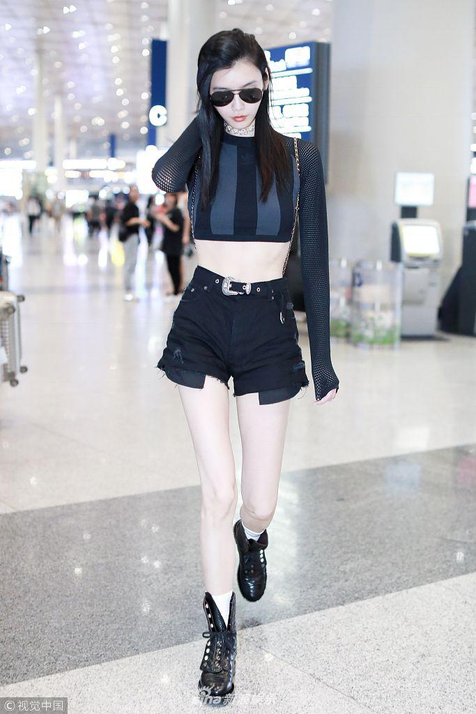 组图:奚梦瑶着露脐紧身衣骨感诱惑 小短裤秀白