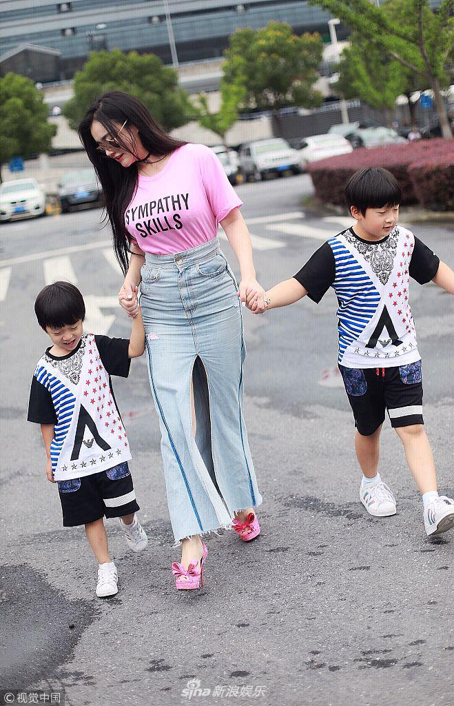 组图:冉莹颖开叉裙身材傲人 邹明轩推行李箱变