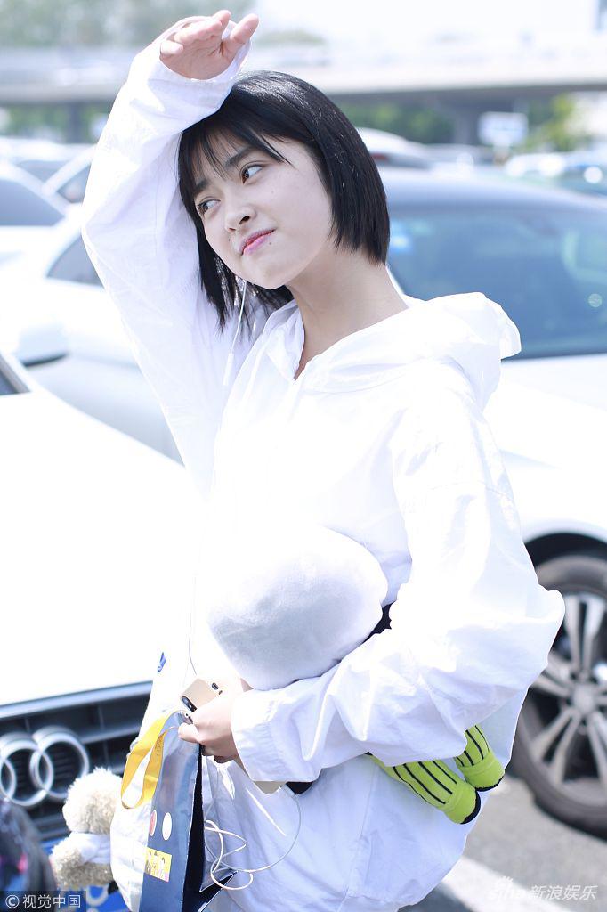 组图"小杉菜"沈月纯白look清纯 抿嘴卖萌表情可爱_高清图集_新浪网