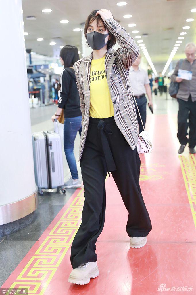 组图:吴昕复古格子西装配阔腿裤 一路俏皮挠头