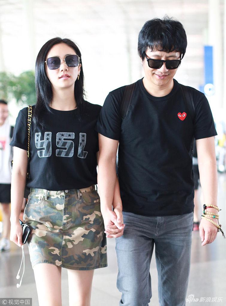 组图:撒狗粮!郑钧机场霸气亲刘芸 夫妻俩十指紧扣恩爱