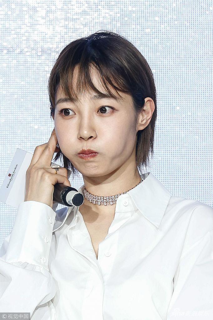 组图:白百何鼓腮卖萌显可爱 瘦身成功举杯小酌状态好