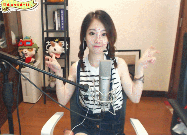 动图:斗鱼一姐冯提莫直播画风逗比 清纯可人狂卖萌