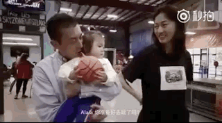 组图：陈冠希晒女儿穿湖人队球衣萌照 多次带Alaia看NBA球赛