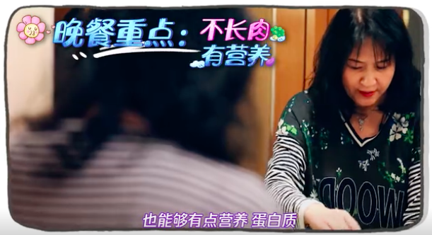 组图：关晓彤妈妈出镜母女相似度惊人 制作减肥食谱操碎心