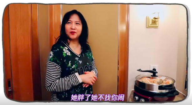 组图：关晓彤妈妈出镜母女相似度惊人 制作减肥食谱操碎心