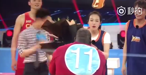 奥尼尔节目现场"求婚"宋茜 单膝跪地送花献戒指