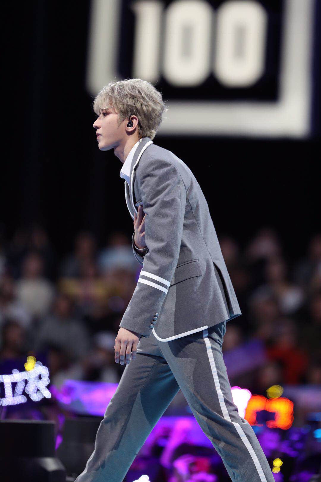 组图:《偶练》蔡徐坤C位出道 发表感言泣不成