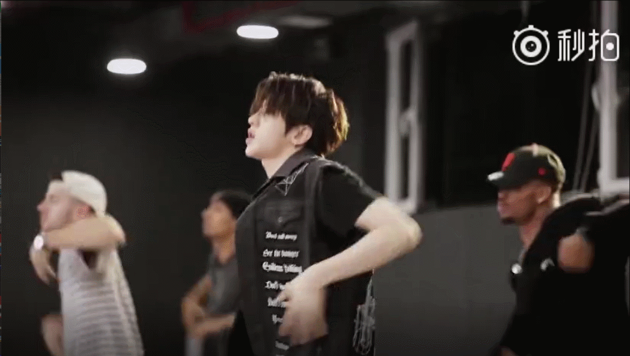 组图蔡徐坤练舞超专注眼神杀撩人一身酷黑展现舞蹈魅力