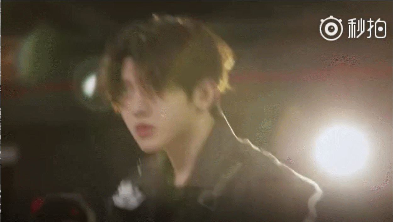 组图:蔡徐坤练舞超专注眼神杀撩人 一身酷黑展现舞蹈魅力