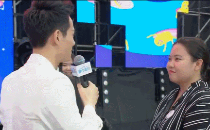 动图:脸红!秦俊杰强势壁咚粉丝 还深情对视送拥抱