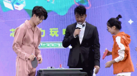 动粉色帅哥哥!任嘉伦嘉年华与粉丝pk乒乓球