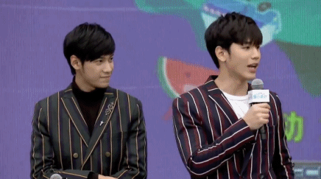动图:泰星new&singto亮相嘉年华 钢炮吃辣条也这么优雅