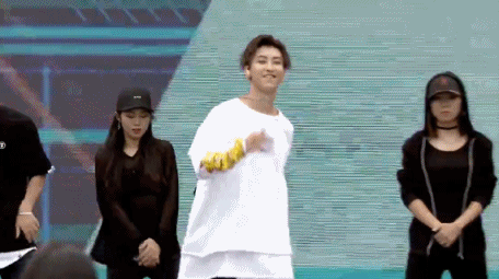 动图:周艺轩亮相粉丝嘉年华 劲歌热舞嘻哈范超燃!