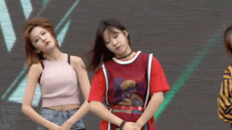 动图:minisister嘉年华嗨歌热舞 腿长腰细超辣的!