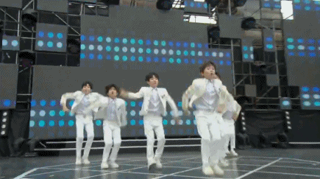 动图:奶团yhboys组合亮相嘉年华 舞步整齐划一超可爱