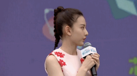 动图:宋祖儿亮相嘉年华 为粉丝扎丸子头互动超有爱
