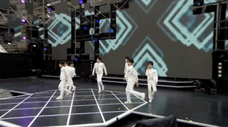 动图:奶团yhboys组合亮相嘉年华 舞步整齐划一超可爱