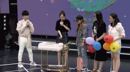 图为杨幂.新娱/图 123   动图:hellogirls亮相粉丝嘉年华 .