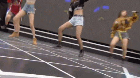 动图:minisister嘉年华嗨歌热舞 腿长腰细超辣的!