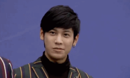 动图:泰星new&singto亮相嘉年华 钢炮吃辣条也这么优雅