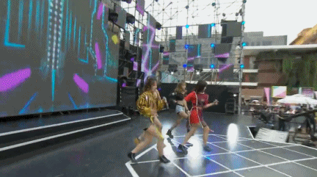 动图:minisister嘉年华嗨歌热舞 腿长腰细超辣的!