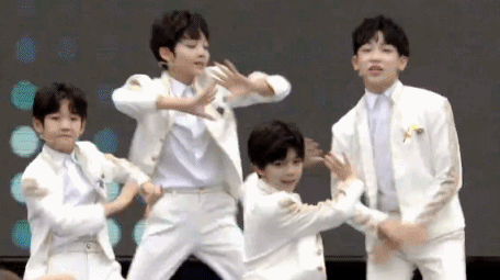 新浪娱乐全程视频直播,微博直播.图为小鬼团yhboys组合嗨跳热舞!