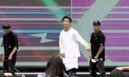 动图:周艺轩亮相粉丝嘉年华 劲歌热舞嘻哈范超燃!