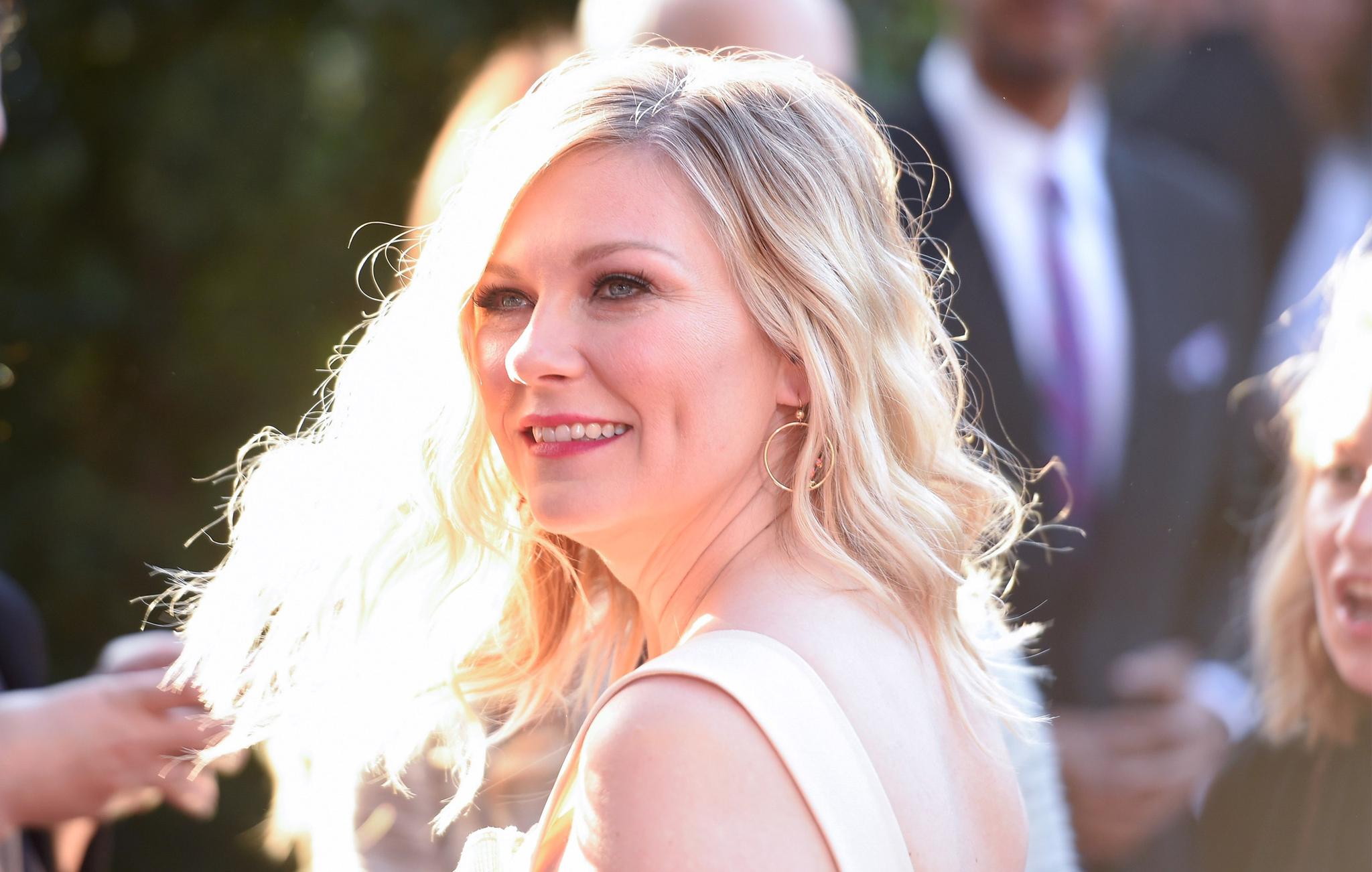 克尔斯滕·邓斯特亮相新片红毯 仙裙红唇美艳动人[8P]|娱乐影评 - 武当休闲山庄 - 稳定,和谐,人性化的中文社区