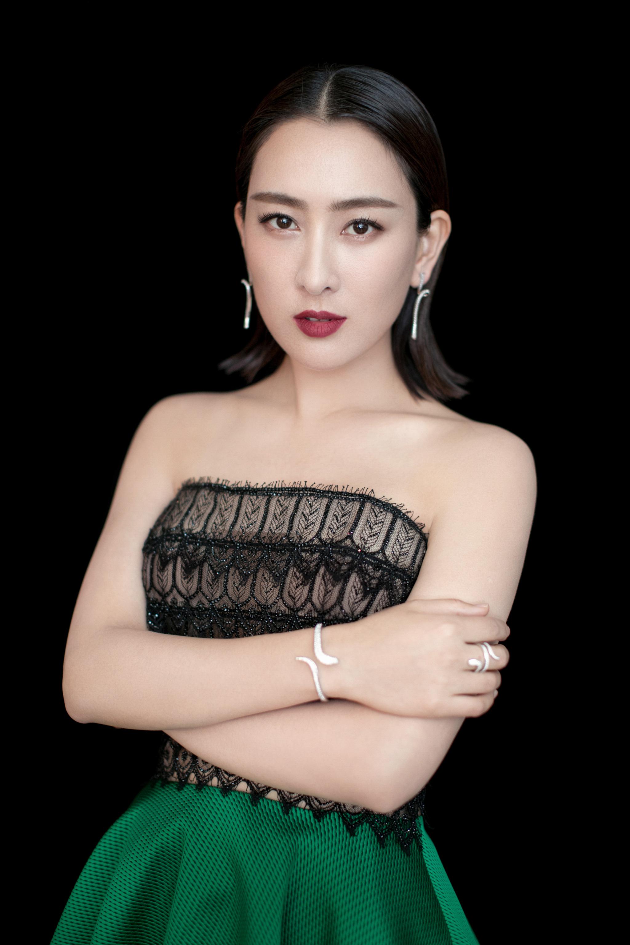 组图:马苏蕾丝抹胸性感隐约 拖地绿裙精致俏丽