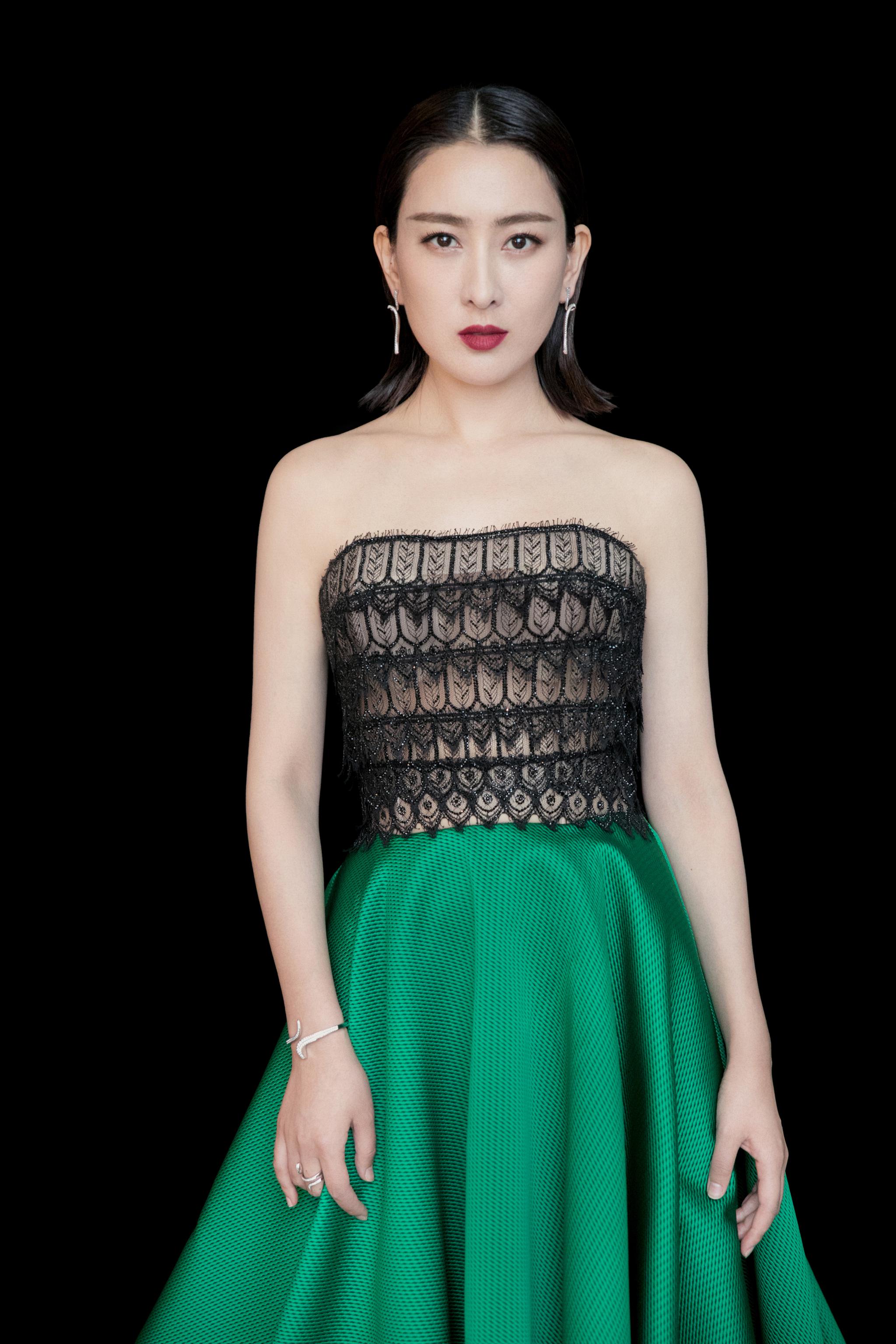 组图:马苏蕾丝抹胸性感隐约 拖地绿裙精致俏丽