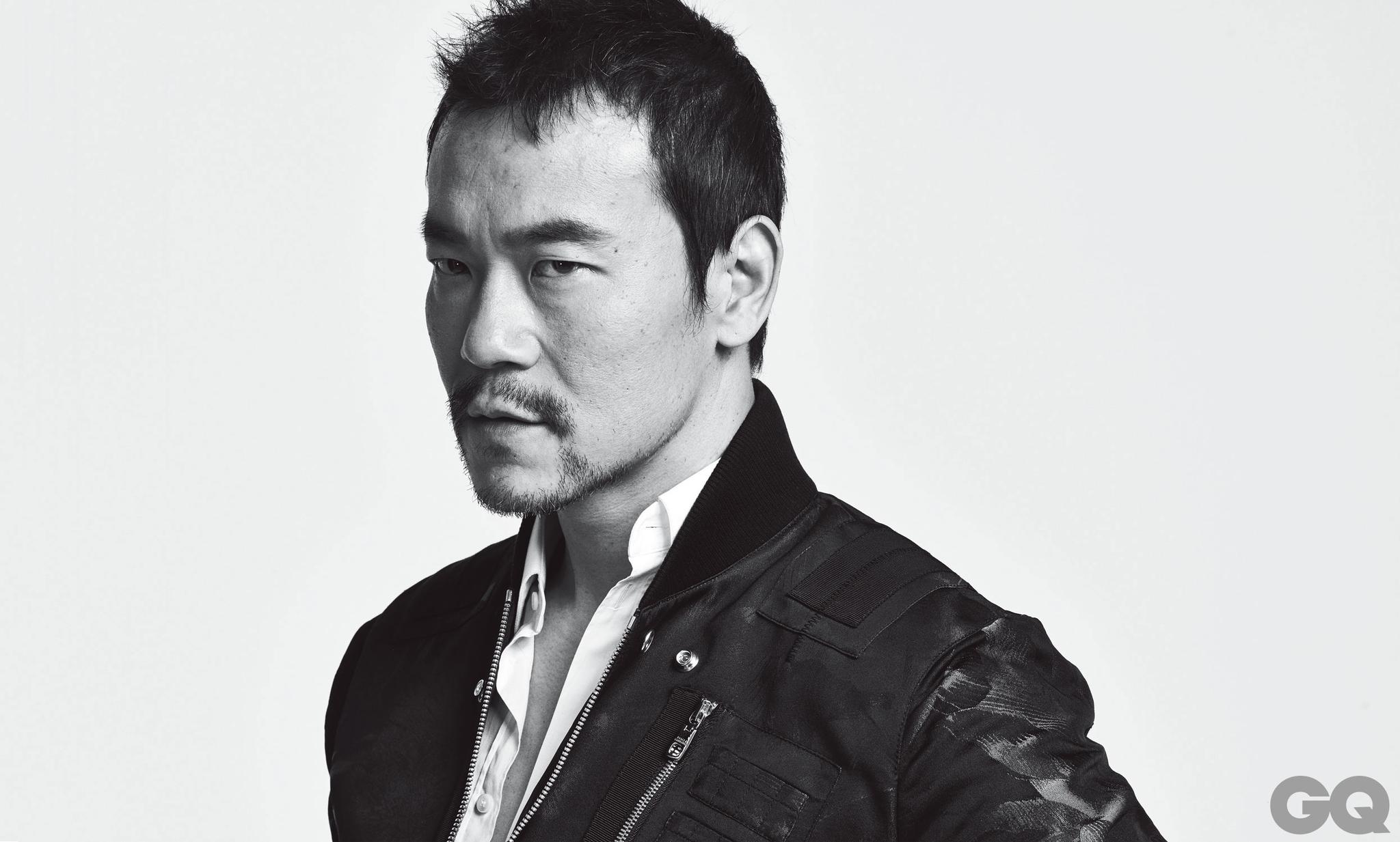 组图:姜文携彭于晏廖凡拍大片 瑜伽功底曝光!