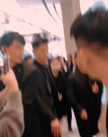 这届粉丝都是魔鬼吗？粉丝送英语书刘昊然笑容逐渐消失