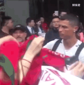 组图:c罗来北京啦!故宫门前合影吸引大批粉丝围观