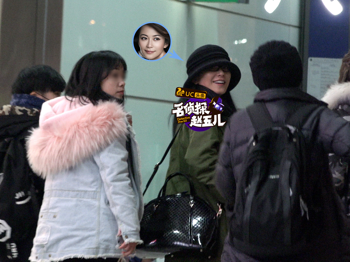 俞飞鸿笑容甜美似少女 心情大好为粉丝签名