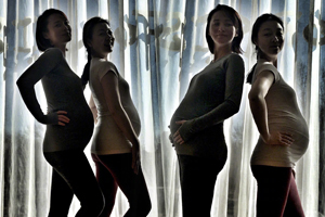 蒋勤勤晒孕肚照 腹部高高隆起四肢纤细