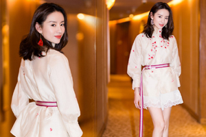 董洁黄色绣花套装素雅古典秀纤细美腿