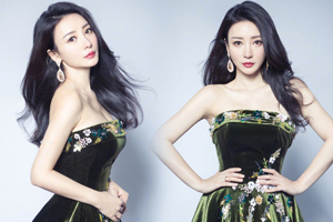 柳岩嫩绿色绣花裙春日气息浓抹胸秀上围