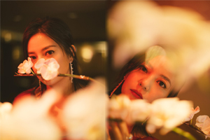 赵薇拍摄香江写真 红裙鲜花妩媚动人