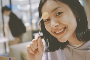 刘雯清新打扮出游 利落大方笑容满面