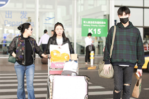 陈红与儿子同框现身 一前一后气氛生疏