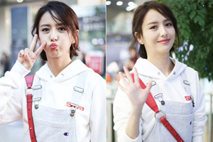 佟丽娅秀美腿 嘟红唇比剪刀手萌翻