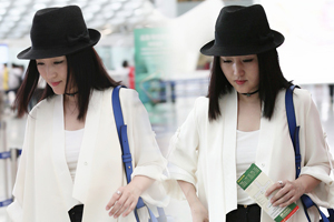 杨钰莹少女感十足 见跟拍一路低头害羞