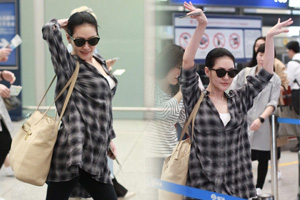 小S机场大凹造型性感pose摆不停