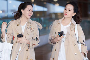 49岁伊能静穿涂鸦风衣个性时髦