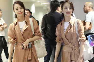 佟丽娅藕粉色风衣裙现身气质甜美