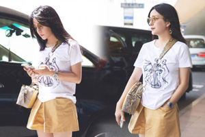 赵薇白T短裙露美腿身材纤细气质佳